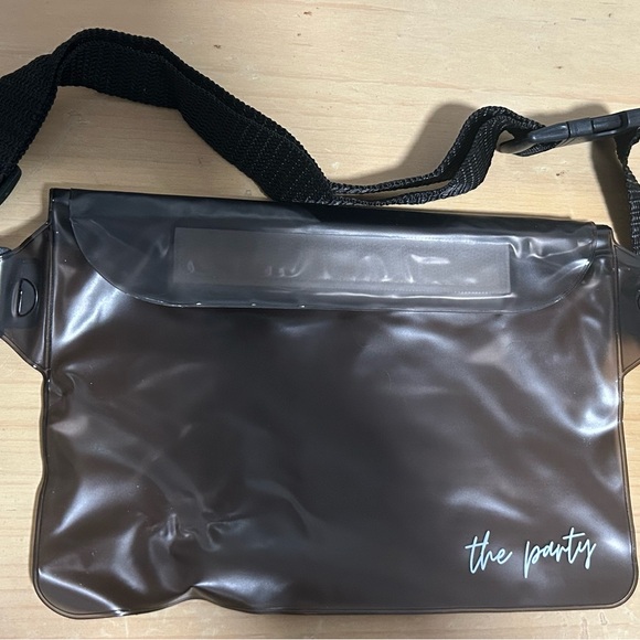Black plastic waterproof fanny pack - Picture 4 of 5